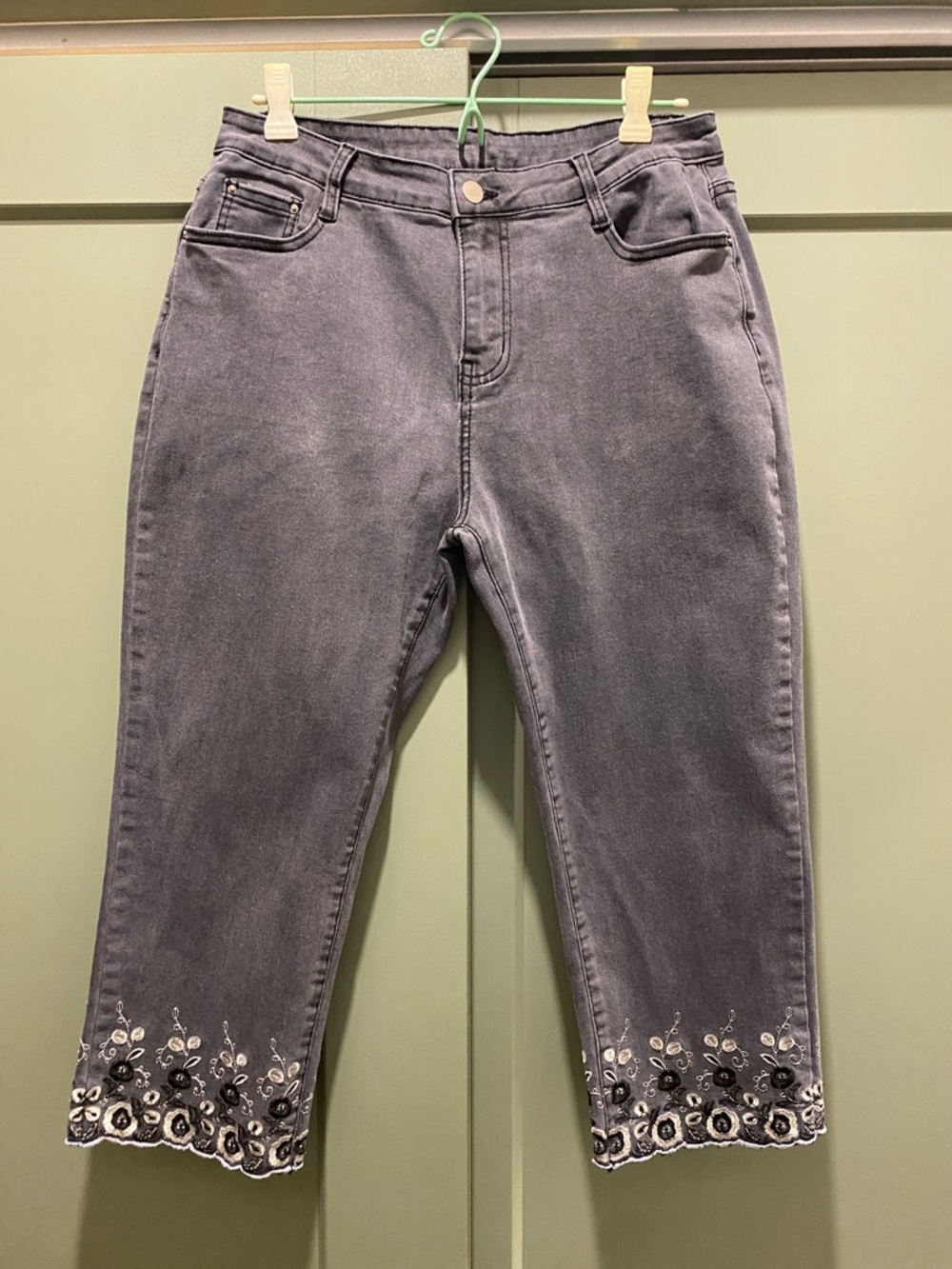 Women's Gray Embroidered Hem Jeans Capris